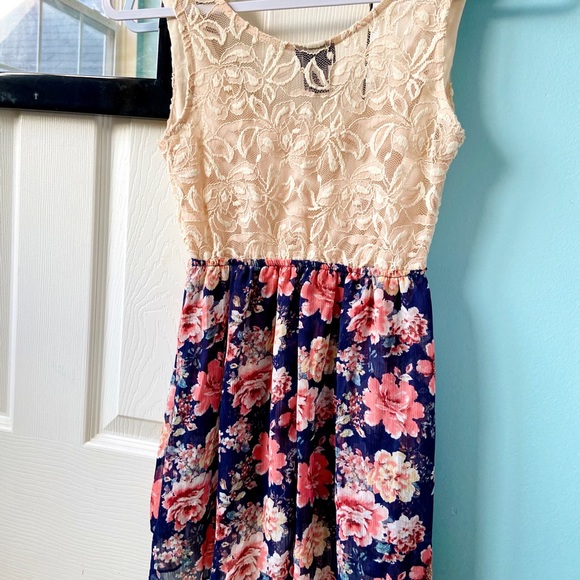 Rue 21 tan, floral lace flowy tank top - Picture 2 of 3